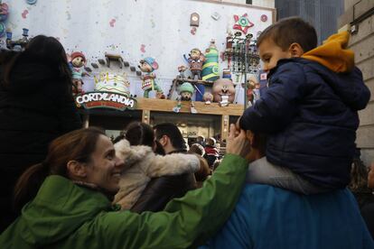 Una familia espera cerca de Callao a que empiece el espectáculo de Cortylandia, la atracción de unos conocidos grandes almacenes.