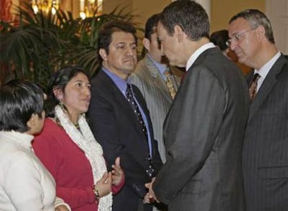 El presidente del Gobierno, junto al ministro de Trabajo y Asuntos Sociales, Jesús Caldera, saluda a una de las representantes de las asociaciones de inmigrantes ecuatorianos en España.