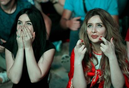 Dos aficionadas de Albania sufren durante el partido contra Rumania. 