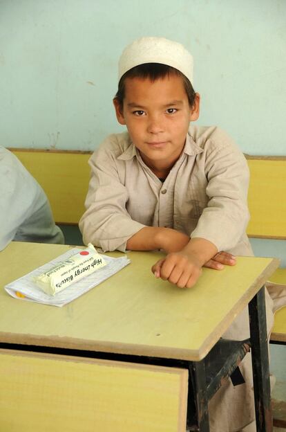 Hoy en día, aproximadamente 300 millones de niños pobres en todo el mundo no van a la escuela o no reciben una comida durante el día en el colegio. En la mayor parte de los casos, se trata de niñas. De entre las imágenes que comparto a diario en mi cuenta de Twitter @diegofgphoto, este mes he querido mostrar aquellas que reflejan las actividades de alimentación escolar desarrolladas por el Programa Mundial de Alimentos. Estas fotografías fueron tomadas durante 10 años de trabajo en Darfur (Sudán), Timor Occidental (Indonesia), Afganistán y Kenia y se las dedico a mi padre, profesor de matemáticas, que nos dejó el 19 de marzo. Esta imagen de 2010, corresponde a una jornada de distribución de galletas energéticas en el norte de Afganistán. En situaciones de emergencia, la alimentación escolar es una fuente de nutrición fundamental y permite que no se interrumpa el proceso educativo.