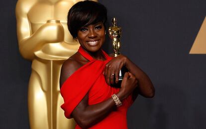 La actriz Viola Davis, emocionada, recibe el Oscar a la mejor actriz de reparto por la película <i>Fences</i>.