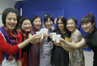 Varias estudiantes celebran la Nochevieja china en un aula del edificio central de la Universidad de Deusto.