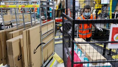 Employees work at the Amazon fulfilment center in Boves near Amiens, France, September 29, 2020. Picture taken September 29, 2020. REUTERS/Pascal Rossignol