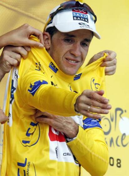 Carlos Sastre, en el podio, se coloca el <i>maillot</i> amarillo  al término de la contrarreloj de ayer.