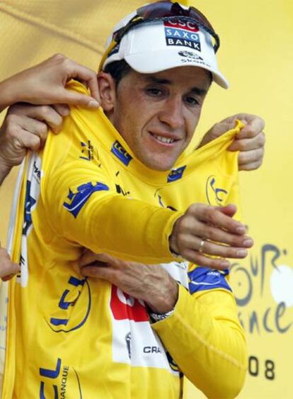 Carlos Sastre, en el podio, se coloca el <i>maillot</i> amarillo al término de la contrarreloj de ayer.