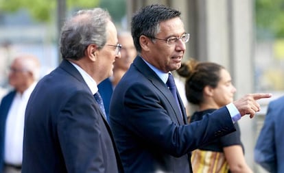 Quim Torra y Josep Bartomeu conversan en el Camp Nou.