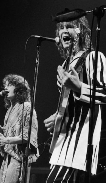 Chris Squire, a la derecha, en una imagen de 1977 junto con el cantante Jon Anderson.