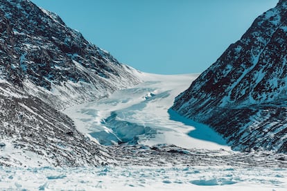 Uno de los glaciares analizados por los científicos. Toda la isla de Groenlandia es un enorme casquete de hielo que desborda por los lados en forma de lenguas blancas.