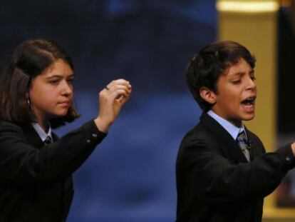 Ni&ntilde;os de San Ildefonso cantando uno de los premios de la loter&iacute;a de Navidad.