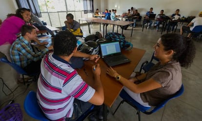 Estudantes colombianos.