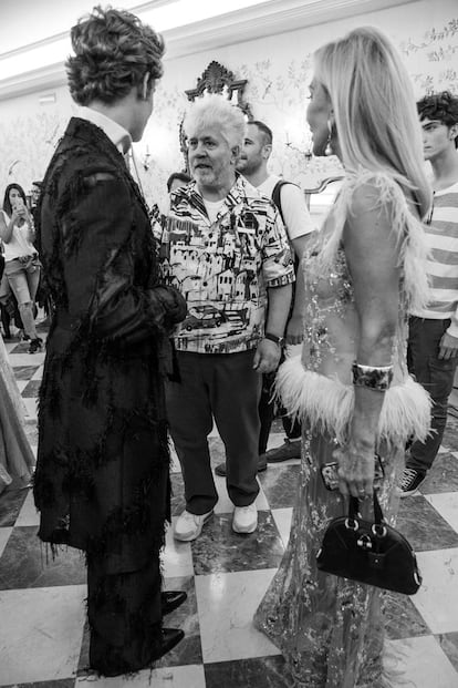 "Estoy maravillado", dijo Pedro Almodóvar cuando terminó el desfile. El director manchego es un fan absoluto del trabajo del Alejandro Gómez Palomo y ha estado presente en otros desfiles de la firma en Madrid.