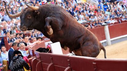 El segundo toro de la tarde intentó saltar al callejón.