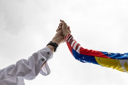 Edmundo González y María Corina Machado se toman de la mano durante el acto de campaña.