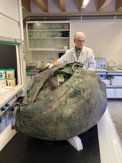 Trabajos de restauración de un gran caldero encontrado en el Turuñuelo y que se expone en el Museo Arqueológico Regional.