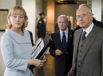 Meryl Streep (izquierda) y Alan Arkin (derecha), en un fotograma de <i>Expediente Anwar.</i>