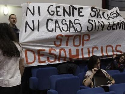 Pancarta desplegada en el pleno de Moratalaz el pasado 17 de febrero.