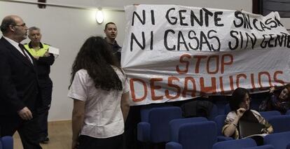 Pancarta desplegada en el pleno de Moratalaz el pasado 17 de febrero.