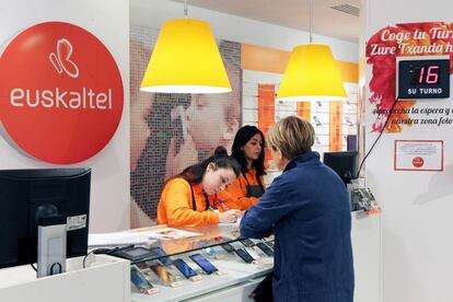 Una de las tiendas de Euskatel, compañía líder en el norte de España.