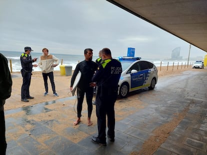 Agentes de la Guardia Urbana denuncian un surfista