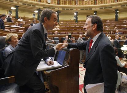 Rajoy y Zapatero comentan en el Congreso el incidente del avión Falcon del presidente que tuvo que abortar dos despegues en Togo.