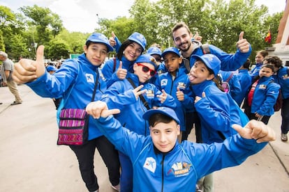 Un grupo de menores posan con algunos de los monitores antes de partir a sus destinos.