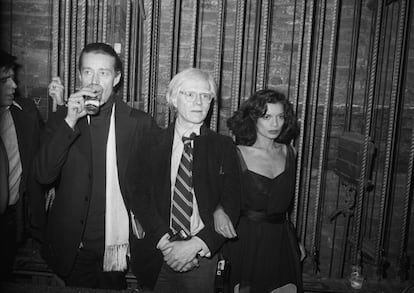 Halston, Andy Warhol y Bianca Jagger, 1977. “Estos tres personajes eran clientes frecuentes de Studio 54. Acudían al local por diferentes razones: Halston por la moda, le gustaba ver como vestían los chicos de Harlem. Andy Warhol iba para hacer tratos para la revista 'Interview'. Nunca lo ví bailar, pero siempre tenía en mano una grabadora. No le agradaba que la gente se le acercara o lo tocara. Bianca seguía casada con Mick Jagger, pero él casi siempre se encontraba de gira y creo que ella se sentía sola. A Bianca le encantaba bailar y conocer gente".