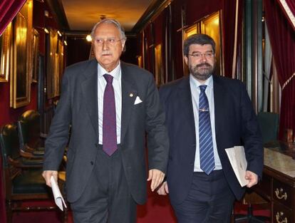 Iñaki Azkuna, a la izquierda, y Juan Mari Aburto en el Ayuntamiento de Bilbao.