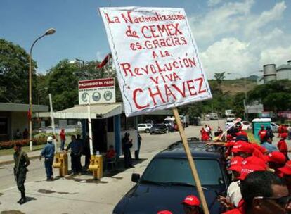 Un grupo de manifestantes encabeza la toma de la planta de Cemex en Guanta, el pasado 19 de agosto