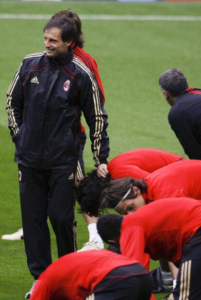 Allegri, durante el entrenamiento de ayer del Milan.