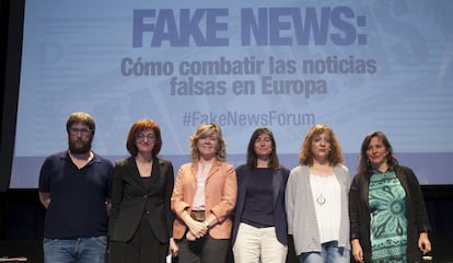 Debate entre representantes del Parlamento Europeo durante el foro 'Fake News' celebrado en el Círculo de Bellas Artes. De izquierda a derecha, Miguel Urbán (eurodiputado del grupo GUEModera), Pilar del Castillo (eurodiputada del grupo PPE), Maite Pagazaurtundúa (eurodiputada del grupo ALDE), Eva Saiz (subdirectora de EL PAÍS), Ana Miranda (eurodiputada del grupo Verdes/ALE) e Iratxe García (eurodiputada del grupo S&D).