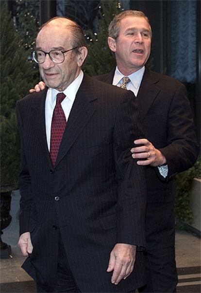 George W. Bush con Alan Greenspan, en una foto de 2000.