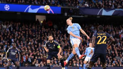 Erling Haaland intenta un remate en la final de la Champions ante Nacho Fernández y Rüdiger.