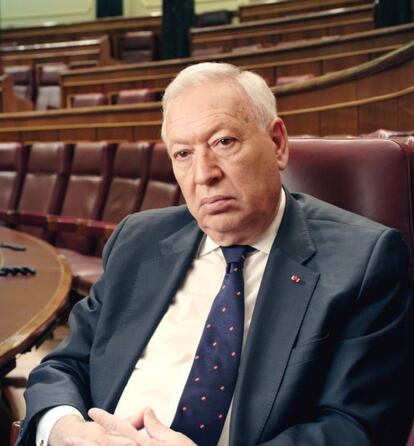 <p><b>1981 - Diputado por Melilla (36 años)</b></p> <p><b>2016 - Ministro de Exteriores en funciones</b></p> <p>José Manuel García-Margallo recuerda que, a los diputados, el golpe no les pilló del todo por sorpresa. “Todos éramos conscientes de que se podía producir un golpe de Estado de un momento a otro. Había dos o tres en marcha”. Él ostentaba dos cargos que tenían relación con lo que pasó aquella noche. Era diputado por Melilla y el presidente Suárez estaba muy preocupado por lo que podía pasar en las guarniciones de Ceuta y Melilla. Además, era Director General de Desarrollo Comunitario en el Ministerio de Cultura de la que dependía la comunicación del Estado. “Después del tiroteo se produjo un silencio enorme. Había una calma muy tensa. Quien más quien menos pensaba en lo que le iba a ocurrir al país y lo que nos podía pasar a cada uno de nosotros”, recuerda. Se enteró de la publicación de EL PAÍS una vez fuera del congreso. “Cuando salimos supe que EL PAÍS había publicado una edición especial y nos reconfortó bastante. Porque lo cierto es que el 23 de febrero cuando salimos a las doce y pico de la mañana había muy poca gente en la calle. Es decir, la defensa de la democracia se produjo luego. Los pocos que había en la Castellana no parecían muy partidarios de la Constitución sino más bien lo contrario. Entonces decir que había unos medios de comunicación que estaban convocando a la ciudadanía a salvar la constitución era algo que realmente reconfortó”. </p>