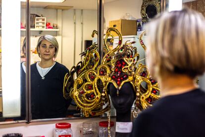 Eugenia Palafox en uno de los talleres subterráneos del Teatro Colón, el 3 de junio de 2022.