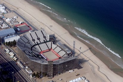 Las obras continúan en el centro Arena de Vóley-Playa de Copacabana, en Rio de Janeiro, Brasil.