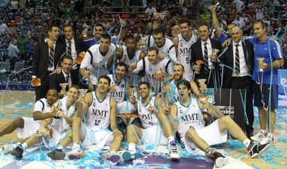 Los jugadores del Madrid celebran el título