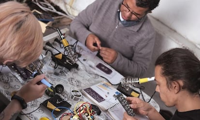 Taller para construir un sintetizador impartido por Circuito Sonoro Lab en Bogotá, en 2022.