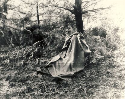 El cadáver de Juan Manuel García Cordero, delegado de Telefónica en Guipúzcoa, asesinado por ETA tras ser secuestrado, en el monte Ulía en San Sebastián, el 23 de octubre de 1980.