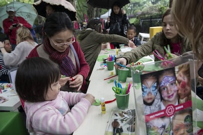 Els ms petits han pogut gaudir d'un taller de pintura al parc Jing'an.