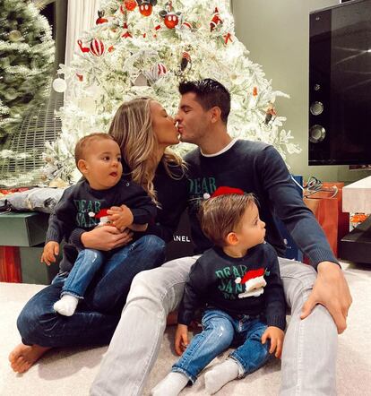 Álvaro Morata y Alice Campello han compartido esta estampa familiar para dar sus mejores deseos. La familia ha viajado a Dubái para descansar estos días.