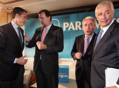 Rajoy, junto a los ex ministros de Trabajo Eduardo Zaplana, Juan Carlos Aparicio y Javier Arenas.