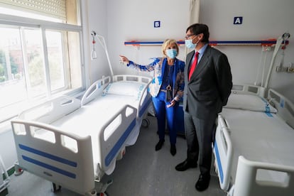 Health Minister Salvador Illa visiting a hospital in Valladolid on Friday. 