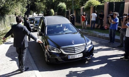 Llegada de dos coches fúnebres a la casa del banquero Emilio Botín.