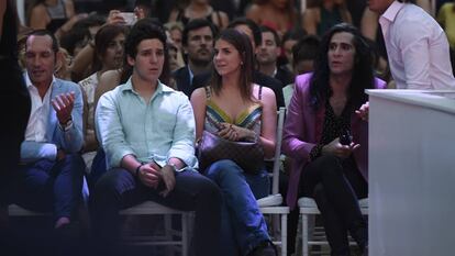 Felipe Marichalar com uma amiga e Mario Vaquerizo em um desfile na terça-feira passada.