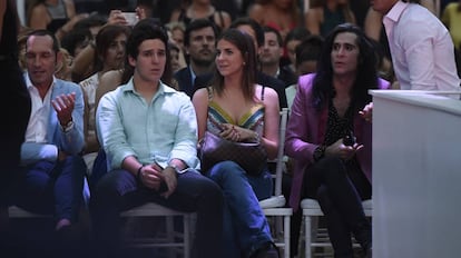 Felipe Marichalar com uma amiga e Mario Vaquerizo em um desfile na terça-feira passada.