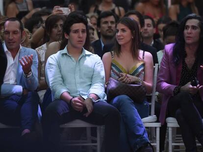 Felipe Marichalar com uma amiga e Mario Vaquerizo em um desfile na terça-feira passada.