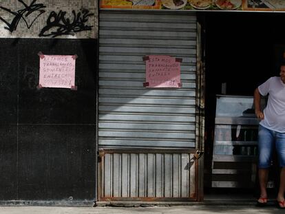 Un comercio en Río de Janeiro, cerrado por orden de la prefectura.