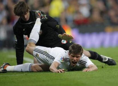 Huntelaar cae ante Leo Franco