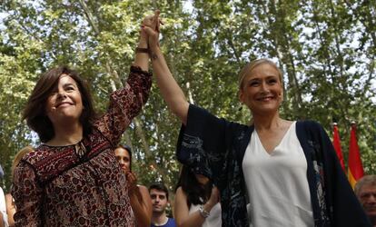 Soraya Sáenz de Santamaría y Cristina Cifuentes en un acto electoral hoy en Madrid.