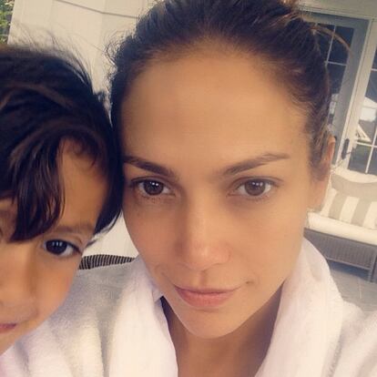 Jennifer Lopez suele compartir con sus más de 52 millones de seguidores sus redes sociales imágenes familiares. Y, entre ellas, la cantante y actriz muestra algunas con su faceta más natural.